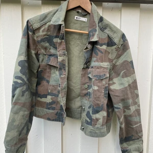 Jacka - Jacka från Gina Tricot i strl M men skulle säga att den är mer som S. Kan mötas i Jönköping eller skicka 🤍