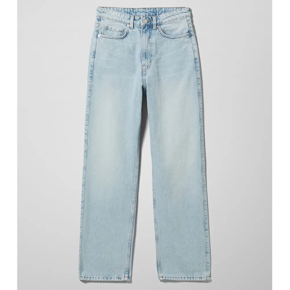 Jeans från weekday i modellen row! Är 169 cm och jeansen är ned t skorna på mig. Frakt 88kr. Jeans & Byxor.