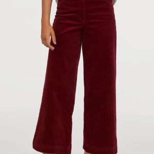 Manchester byxor - Jättecoola manchesterbyxor från HM i väldigt fint skick. Köpa förra hösten men är tyvärr lite korta för mig nu. Pris kan diskuteras. Kan mötas i Jönköping men kan också skicka 🤍