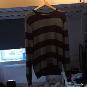 Långärmad tröja  - Aldrig använd bara testad. Fint skick, inga fläckar. Frakt ingår med 63 kronor 