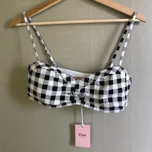 Elsa Hosk X BikBok - Oanvänd topp från Elsa Hosk X BikBok. Blev så förälskad i denna topp att jag köpte 6st. Inser nu att jag inte behöver riktigt så många och säljer därför denna fantastiskt topp. Justerbara band och dragkedja i sidan. Älskar att styla med ett par vita eller svarta jeans/linnebyxor med hög midja 🌸 fungerar bra även med större byst så tyget är i stretch. priset är ex. frakt