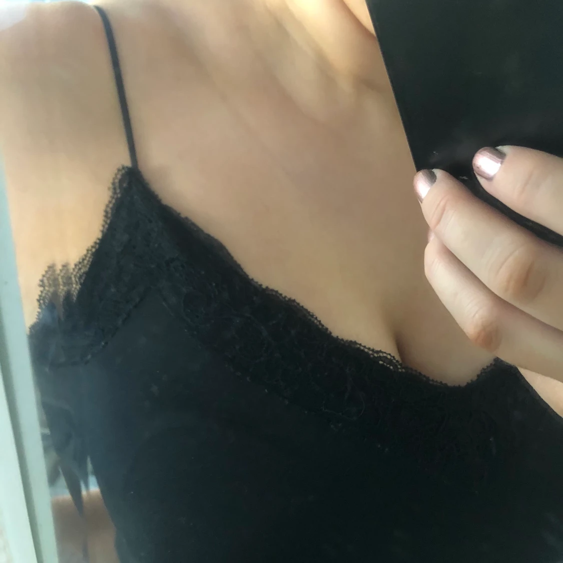 Svart linne med smala axelband - 90