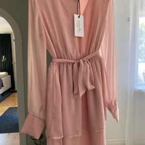 Klänning från na-kd - Helt ny klänning. Aldrig använd. Finns inte längre på hemsidan. Nypris 399