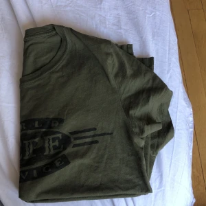 Grön Tshirt Pepe Jeans - T-shirt från Pepe Jeans i strl XS. Mycket bra skick. Frakt tillkommer. Kan även mötas upp i Stockholm