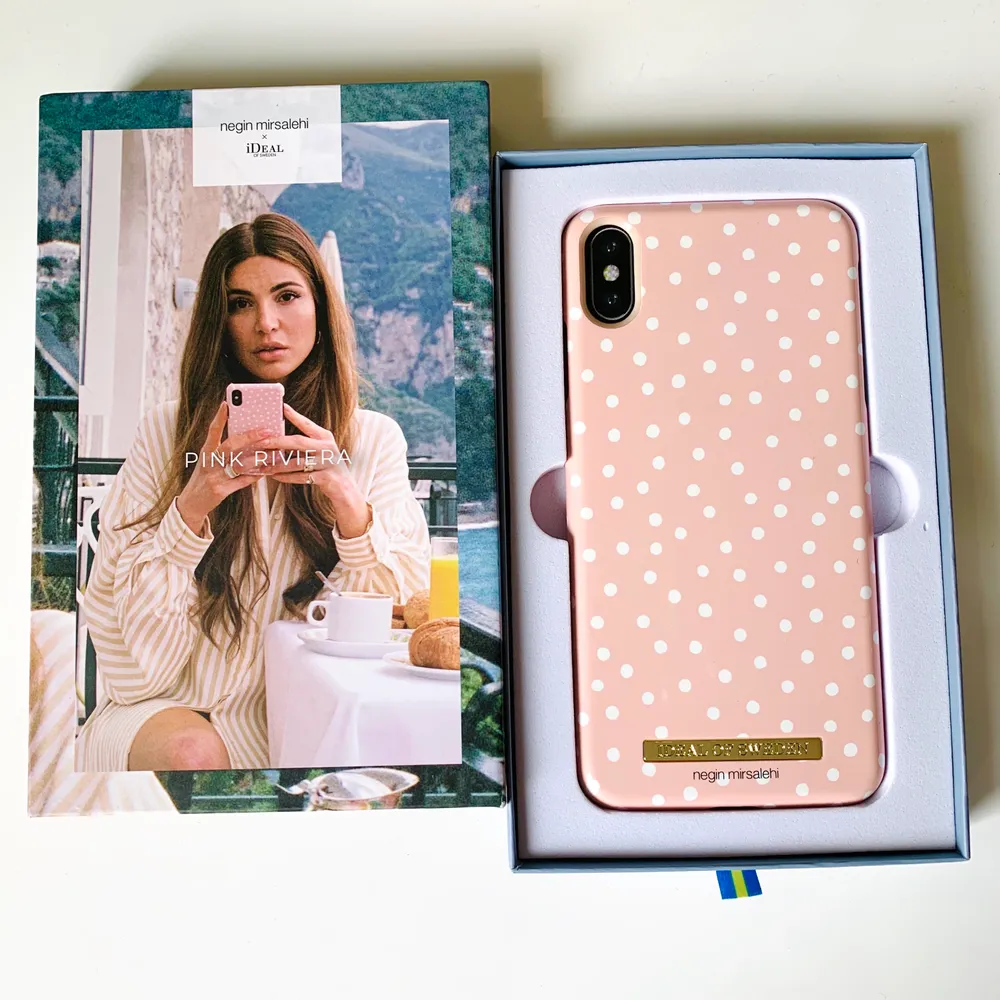 Skal från iDeal of sweden i samarbete med negin mirsalehi i fint skick, hittar en ytterst liten repa i det nedre högra hörnet (se bild 4). Säljes pga felköp från Sellpy. Passar iPhone XS Max.. Accessoarer.