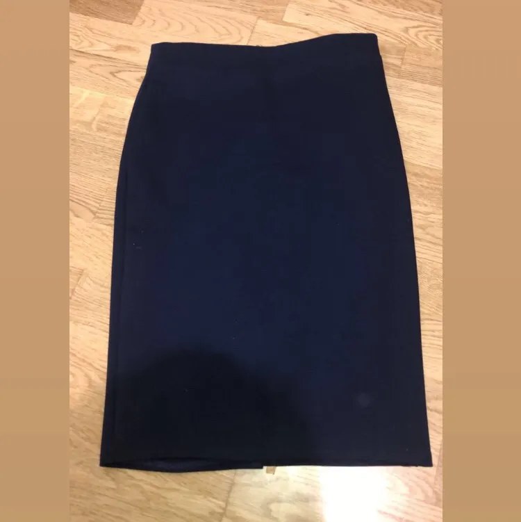 Aldrig använd marinblå kjol från Mango och är i fint skick. Fler bilder finns. Frakten står ni för (63kr). Kjolar.