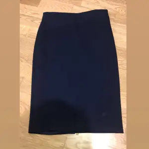 Aldrig använd marinblå kjol från Mango och är i fint skick. Fler bilder finns. Frakten står ni för (63kr)