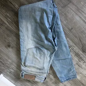 snygga och stretchiga jeans 🥰 frakten ingår i priset 💕
