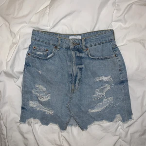Jeans kjol - Jeans kjol från Bershka. Använt några gånger. 