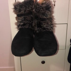 Mjuka tofflor  - Svarta mjuka pälsiga tofflor från Gina Tricot. Frakten står ni för (63kr)