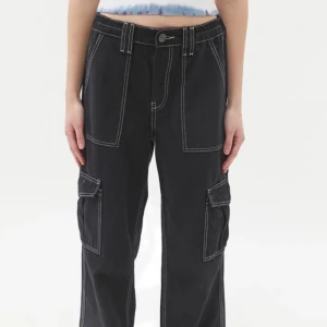 bdg urban outfitters jeans - säljer dom här byxorna från urban outfitters bdg för att dom är för små:) dom är w29 l30 köpta på urban outfitters för 1 o ett halvt år sen bara använda ett fåtal gånger så de är i bra skick!!