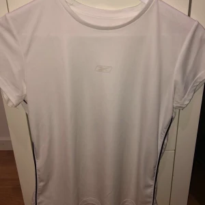 Tränings tröja  - Tränings tröja som är skön att träna med för att de ger dig utrymme. Frakten står ni för (63kr)