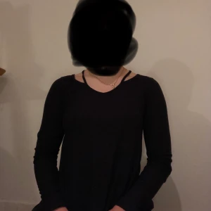 Långärmad tröja - Långärmad tröja med detaljer vid halsen från Hollister strl M. Fint skick och mycket skönt material.   Möts upp eller fraktar 45kr