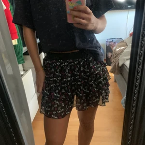 Gullig blommig kjol - Gullig blommig kjol som passar mig som vanligtvis har s och är 1,65 ish. Kan mötas upp i Stockholm annars står köparen för frakten som kostar 63kr💗