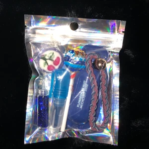 Present goodiebag - En supersöt goodiebag som innehåller showergel, en highlighter, en hårsnodd, en chuba chups klubba, glitter och lite godis💖 49kr plus frakt✨