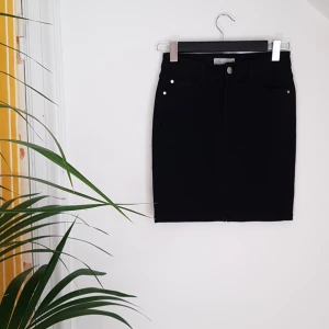 Svart jeanskjol, Cubus, stl S - Svart stretching jeanskjol från Cubus. Slits baktill. Stl S. Knappt använd. Frakt tillkommer.