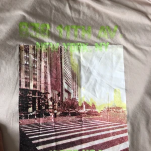 Oversize t-shirt - Säljer en super snygg oversize t-shirts med tryck på ryggen!! Frakt tillkommer