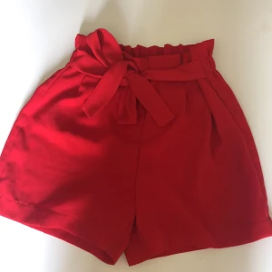 Röda shorts strl xs - Bra skick, stämmer överens med storleken. Haft den i ca två år men bara använt två gånger. Märke only 