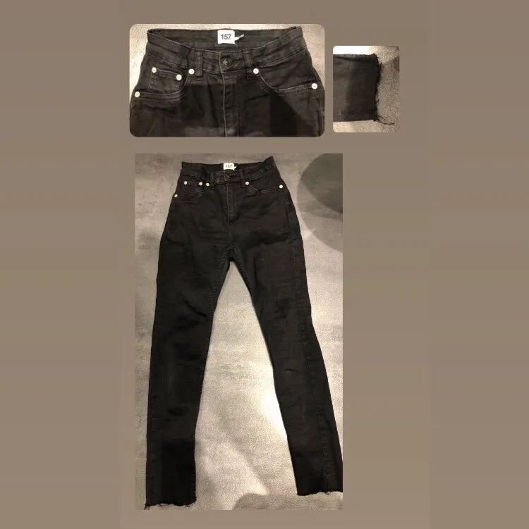 ett par svarta avklipta jeans i storlek Xs/S (säljer mina favorit jeans pågrund av av att dom tyvär blivit försmå men förkänar ändå  att användas!. Jeans & Byxor.