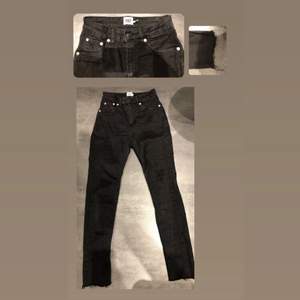 ett par svarta avklipta jeans i storlek Xs/S (säljer mina favorit jeans pågrund av av att dom tyvär blivit försmå men förkänar ändå  att användas!