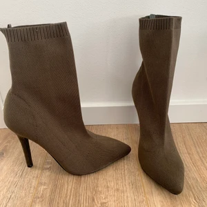 Yeeze liknande strumpklackar  - Yeeze liknande strumpklackar. Köpta på primemark i London. Aldrig använda. Storlek 39