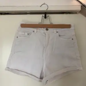 Vita shorts från pull&bear, storlek 38 (snarare 36)