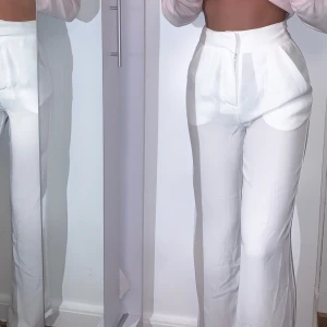 Bik bok byxor🤍 - As snygga vita raka byxor ifrån bik bok🤍  beställde dessa för ett tag sedan. Dem är bara testade, aldrig använda. Bra i kvaliten. Lite genomskinliga men inte överdrivit mycket. Säljer dem pågrund av att den va lite stora. Jag är 170 cm och dem är bra i längden. Sitter som s/xs. Säljer för 130kr, köparen står för frakt! (45kr)🤍