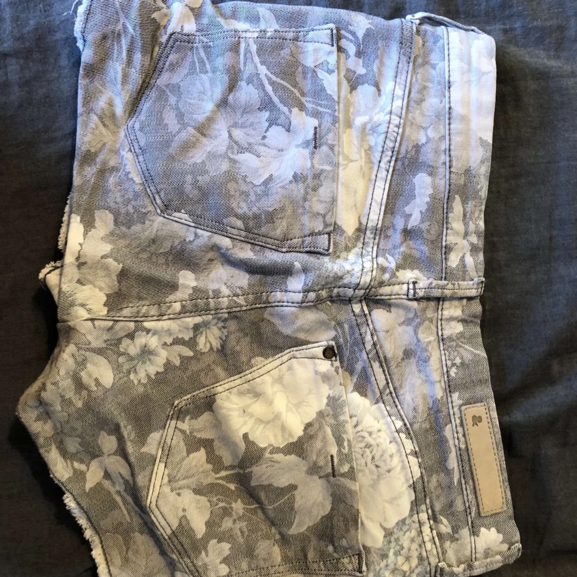 Grå blommiga shorts - 90