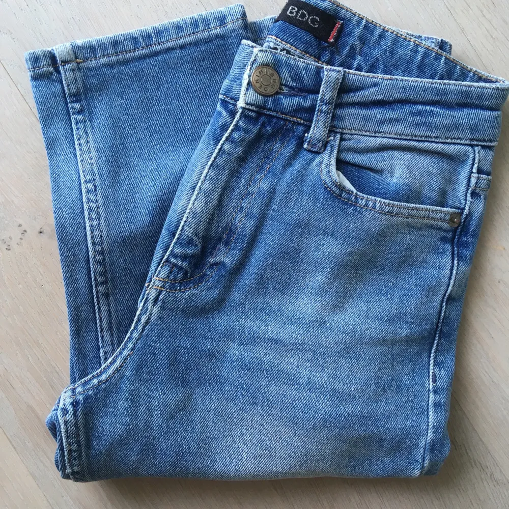 Jeans från BDG köpta på urban outfitters! Väldigt bekväma men är numera försmå för mig. sällan använda!. Jeans & Byxor.