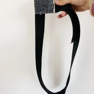 Svart skärp  - Snyggt justerbart skärp som passar ALLA storlekar!! Har även målat dit glitter på brickan. 💕💕💕pris kan diskuteras 