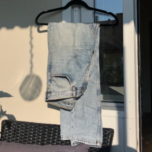 Blåa jeans  - Har en rak passform, med lite stretch, på mig sitter de tajtare runt lår+rumpa och sen blir det lösare nedtill. Högmidjade otroligt bekväma!! Säljer pga att de inte passar mig längre. Den har en uttvättad blå färg/slitna.