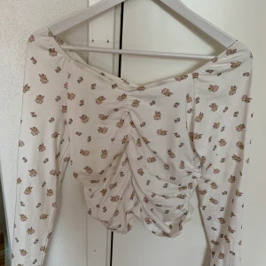 Storlek S - Söt liten topp från Monki, aldrig använd!💞 Sitter lite större i storleken, jag har storlek S men denna är lite lite större ändå!💞🤪
