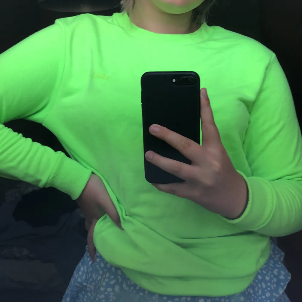 En neongrön sweatshirt från kapphal i storlek 170. Aldrig använd (köparen står för frakten). Tröjor & Koftor.