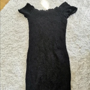 Klänning  - Snygg figursydd klänning. Storlek s. 