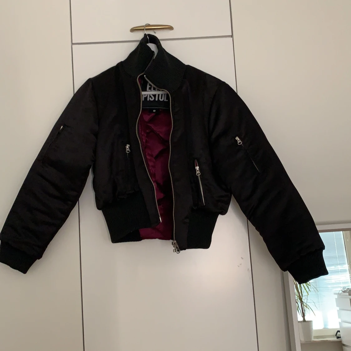 Elly pistol bomberjacka med lilla innertyg