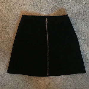 Kjol - Kjol med dragkedja i mycket bra skick 