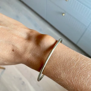 Armband i guldfärg - Säljer detta armband i guldfärg. Säljer då det är för stort för mig. Köparen betalar frakt, samfraktar gärna om du vill ha fler produkter så sparar vi på miljön. 😊