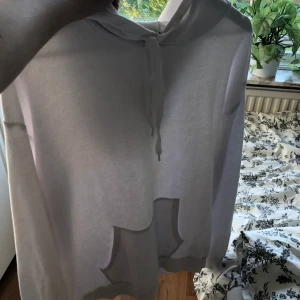 Hoddie  - En vit enkel hoddie ifrån Cubus i storlek M men sitter bra på mig som är 1,58 cm