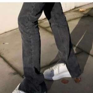 Asballa gråa zara jeans med slits i storlek 36, bara använda ett fåtal gånger pga att dom är försmå för mig. Dom är i mycket bra skick.                                                       (Frakt tillkommer)