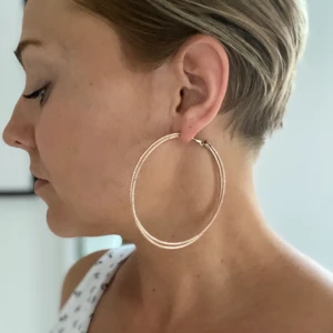 Örhängen rosefärgad - Säljer dessa örhängen då jag inte använder de längre. Köparen betalar frakt, samfraktar gärna om du vill ha fler produkter så sparar vi på miljön. 😊