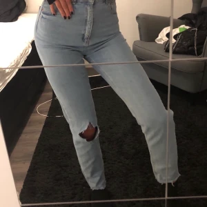 Ljusa jeans med Hål på knät - Ett par ljusa jeans med hål på knät. Från Asos, stolek 36. Aldrig använda. Köparen står för frakt. 