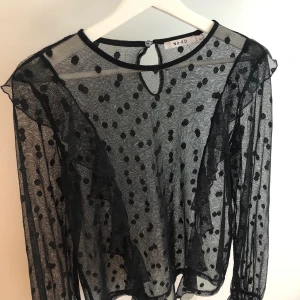 Top - Oanvänd svart mesh top 