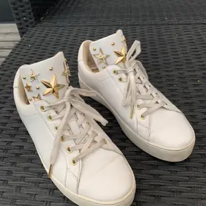 Vita sneakers från Michael Kors med guldiga stjärnor. Köpt för 1800kr