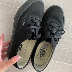 Vans - Säljer dessa nästintill helt oanvända chansen. Använda 2 gånger men finns inga skador! Passar till precis allting 😍