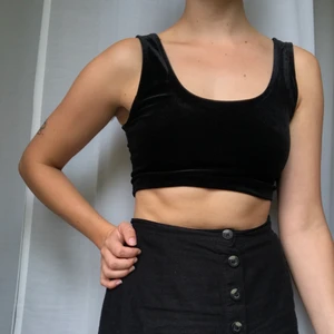Sammetstopp - Jättefin topp i sammet från bikbok! Endast använd en gång✨