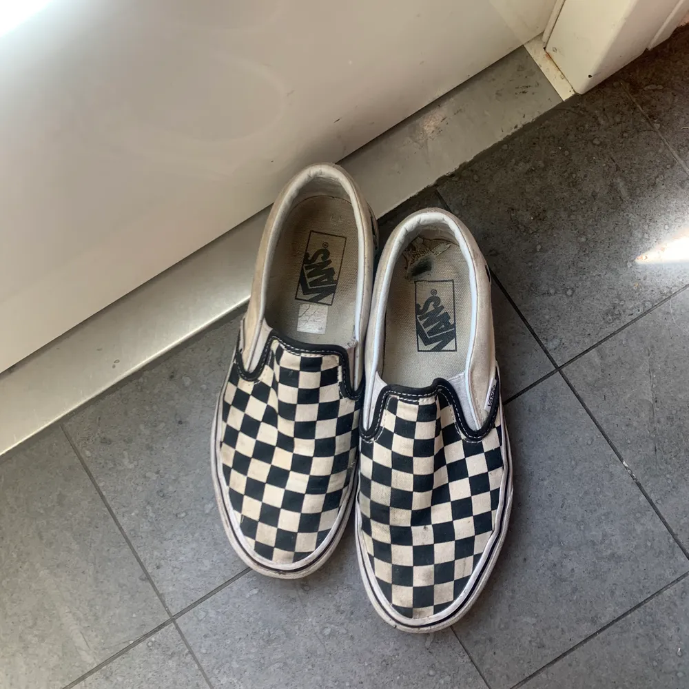 Säljer mina vans för 100kr + frakt, de är lite använda men går att tvätta! Storlek 38 . Skor.