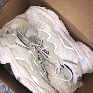 Adidas ozweego shoes  - Jag har endast användt dem 1 gång, så de är som nya de är helt fläck fria. Jag säljer dem pågrund av att de inte kommer till användning. De är en 37 a men den passar även 38. 