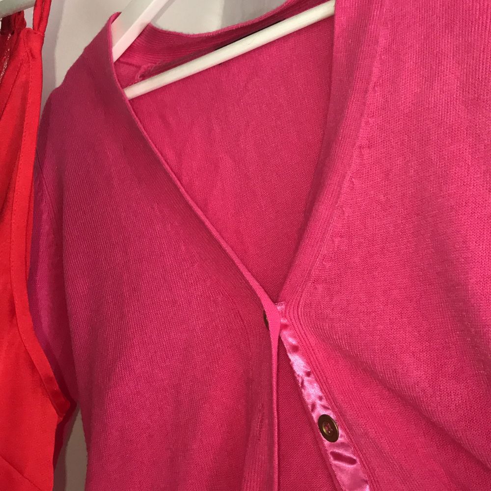En röd linne från Bikbok med spetts i ryggen. Sååå fin💞💓💕 och en rosa cardigan från Gina Tricot🤩🤩hör av er vid intresse😘😘. Toppar.
