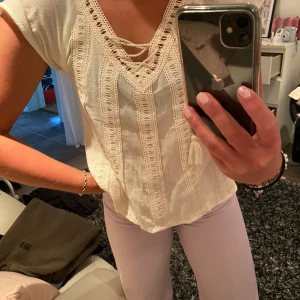 Krämvit blus - Superfin blus från hollister med knytning fram 