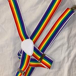 Ett par härliga pridefärgade hängslen 🌈 Frakt tillkommer!